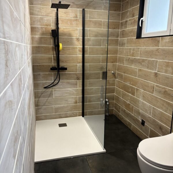 Salle de bain avec douche à l'italienne