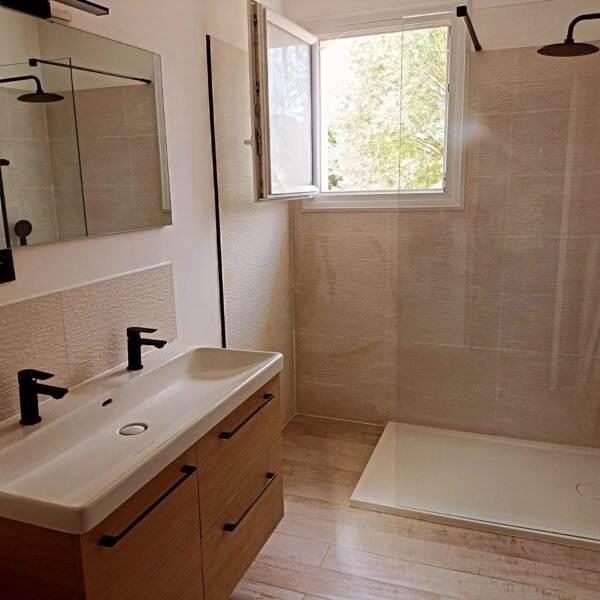 Salle de bain en travertin